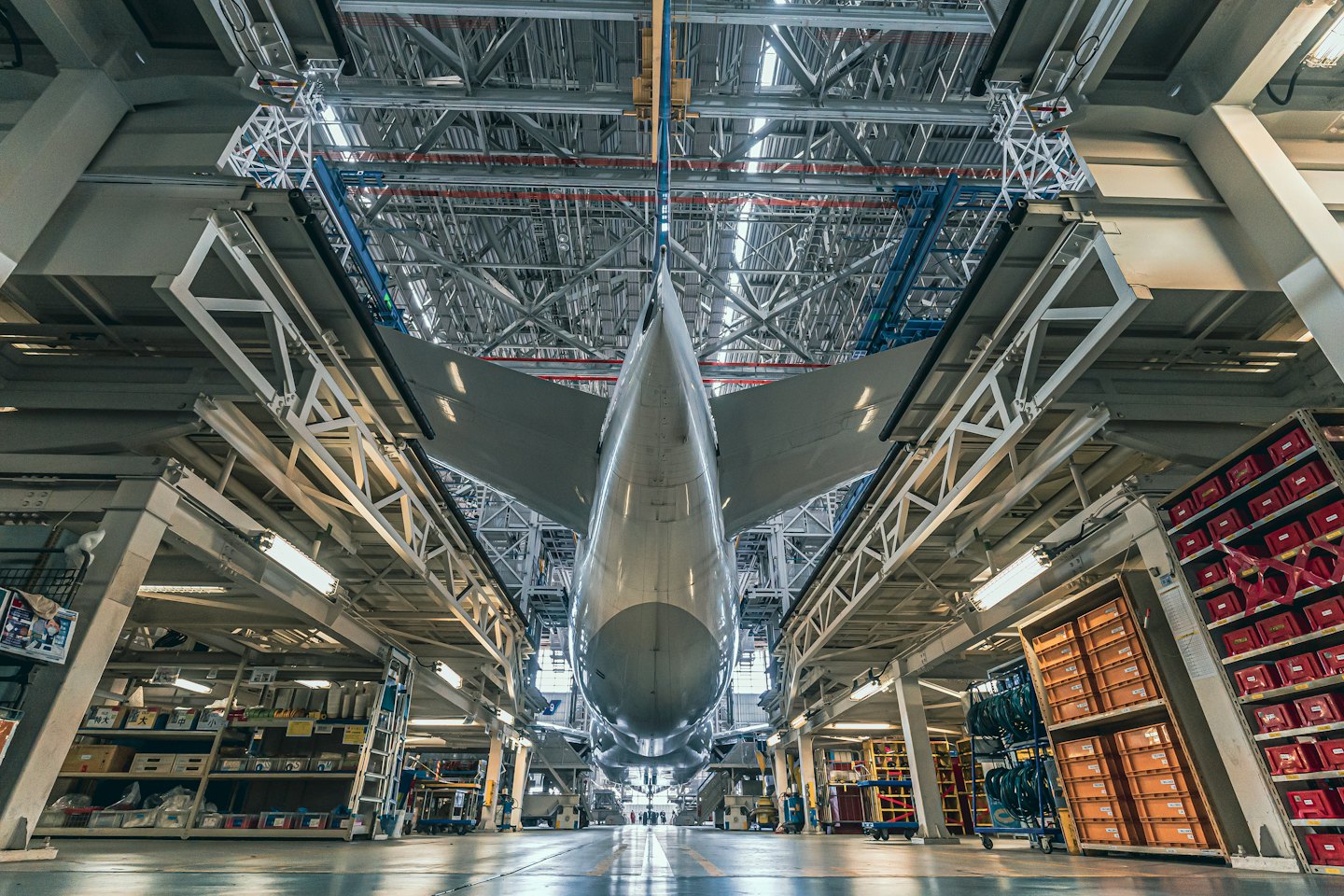 Un grande aereo è appeso al soffitto di un hangar industriale.