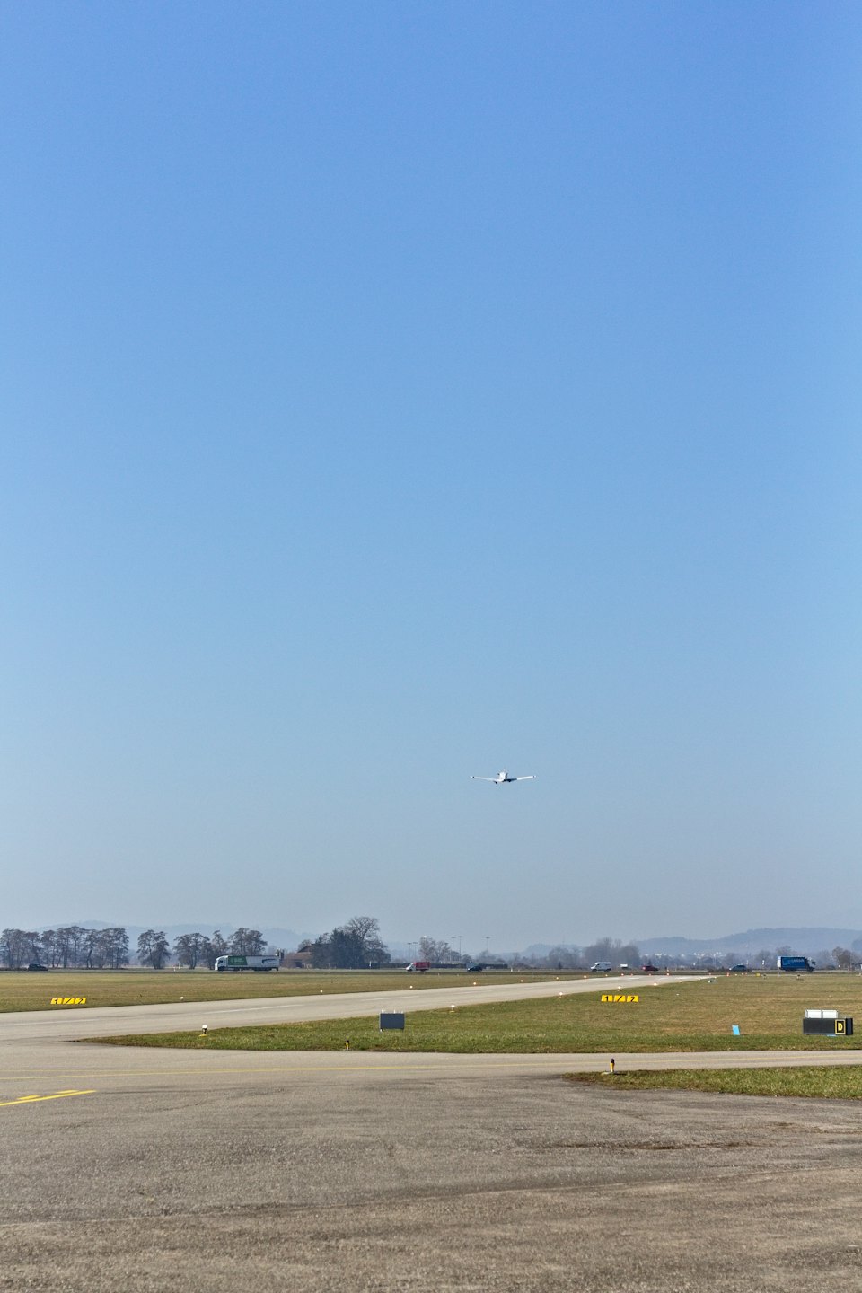 Piccolo aereo bianco decolla dalla pista dell'aeroporto.
